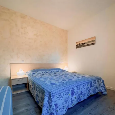 דירה Beachside With Terrace