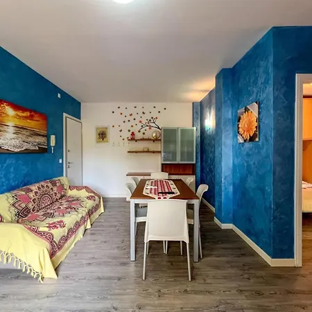 דירה Beachside With Terrace *